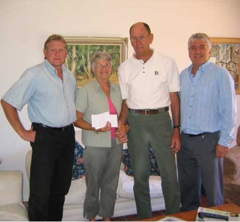 Tiny and Miems Naude receiving a Pick n Pay meat voucher and donation from SLT from trustees. (Bossie Clarke and Hannes Pretorius)